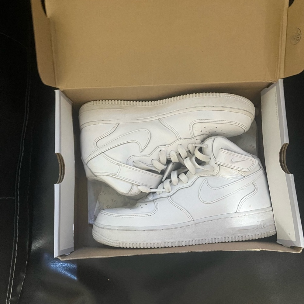 White Nike Air Forces men’s size 6.5